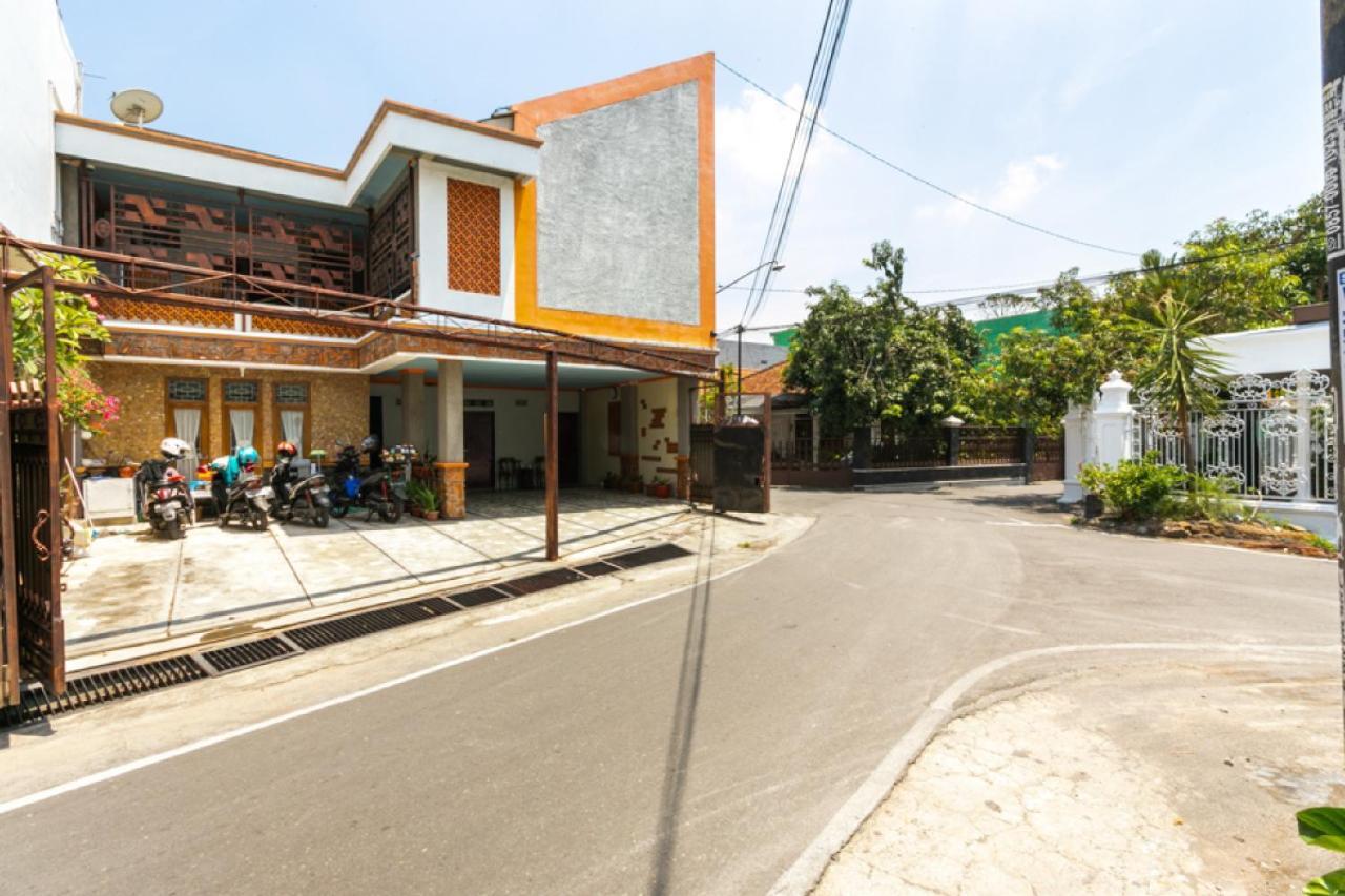 Reddoorz Syariah Near Stadion Manahan Solo 2 Exterior foto